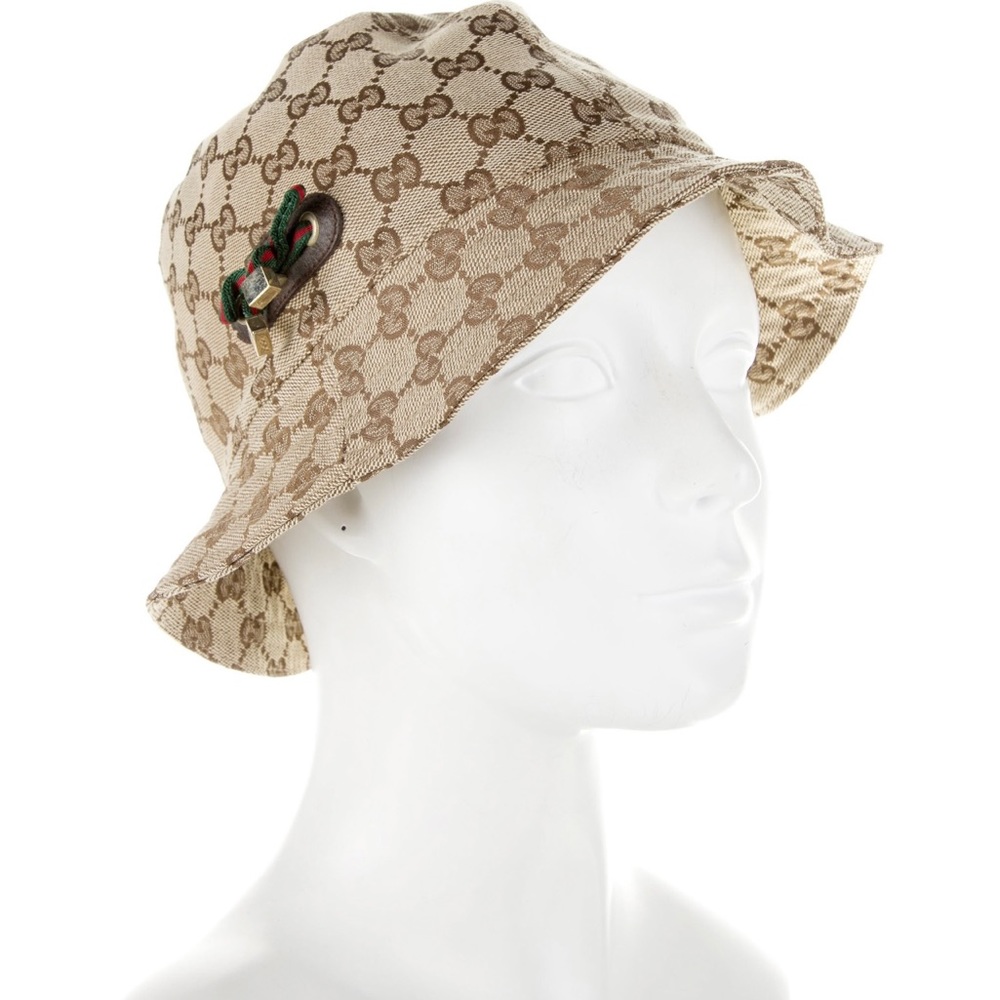 Beige and multicolor canvas Gucci bucket hat with GG Supreme print throughout